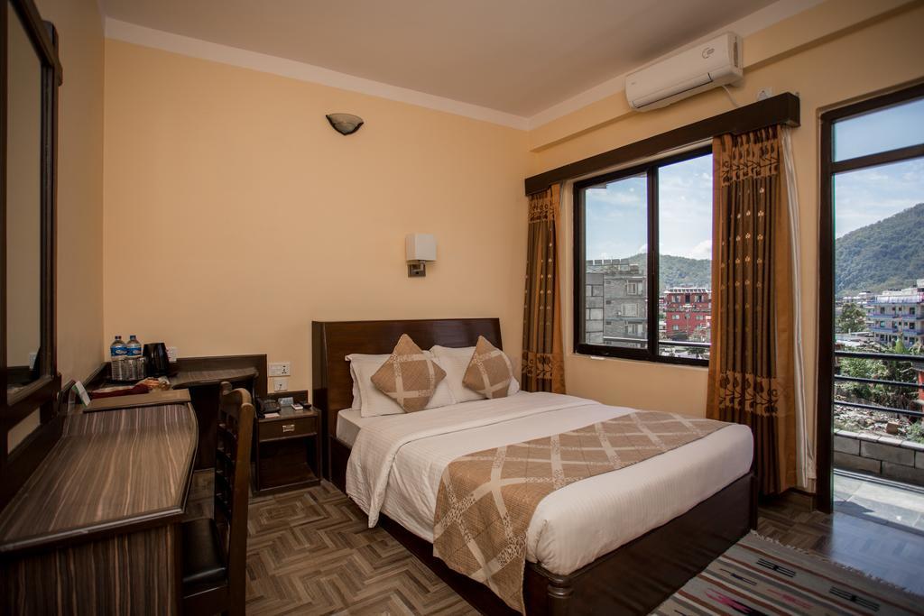 Hotel Peninsula Pokhara Exterior foto