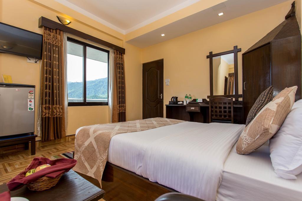 Hotel Peninsula Pokhara Exterior foto